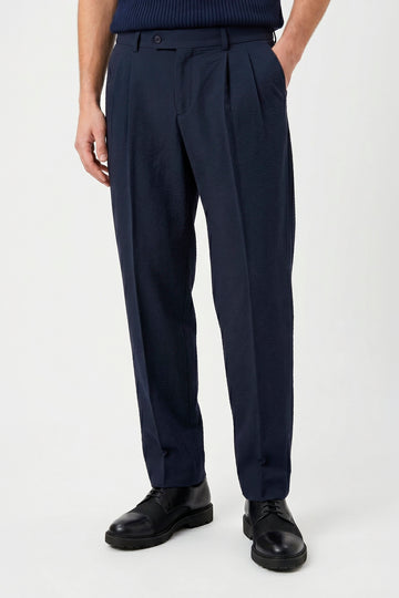 Wide-fit textured stretch seersucker fabric